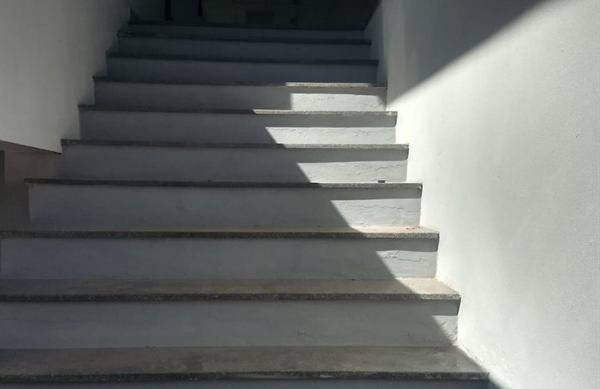 Escada com degraus revestidos em pedra, trabalho realizado pela Marmoraria Bomfim